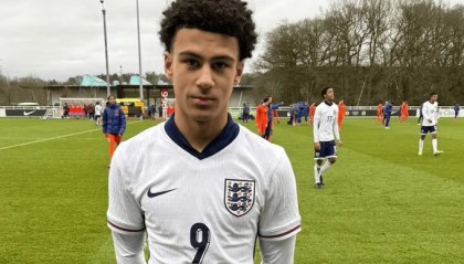 曼城/切尔西/埃弗顿150万报价谢周三15岁前锋，目前尚未谈妥